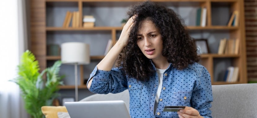 Femme paniquée devant son ordinateur