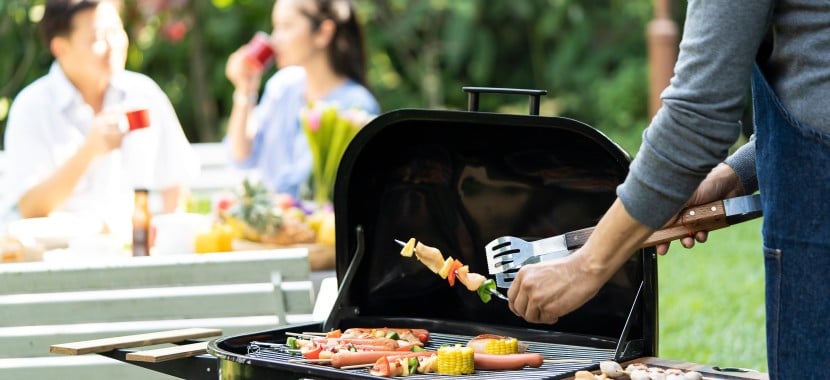 Barbecue entre amis : ce que vous devez absolument vérifier dans votre jardin avant d'allumer les braises