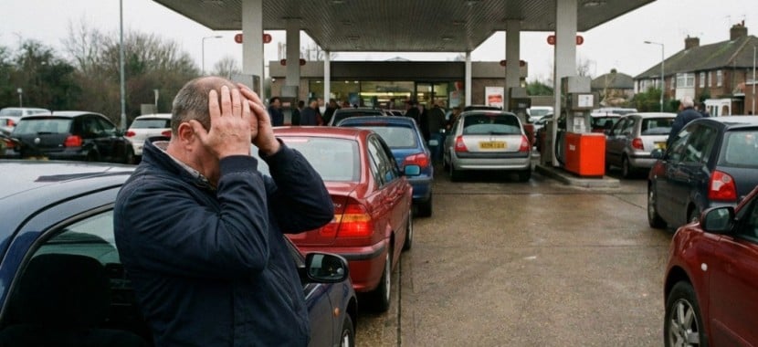 homme accable par la hausse du prix du carburant possiblement provoque par le conflit au moyen orient