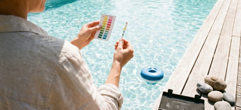 une femme realise des test avant la baignade