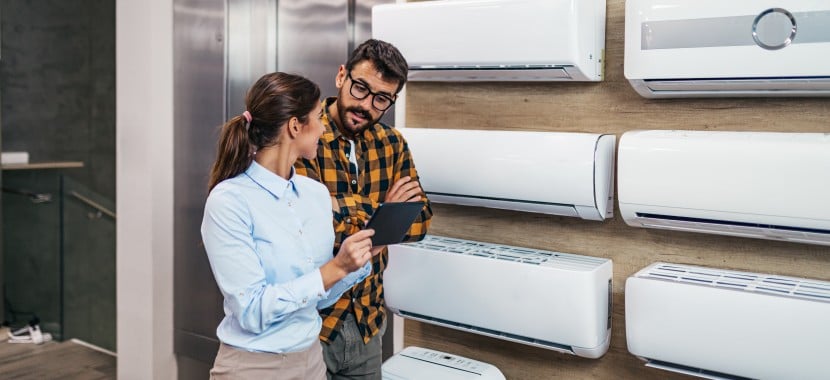 une femme vendeuse conseille un client en quete de climatisation