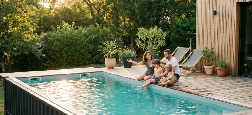 une famille se rafraichit au bord de sa piscine container