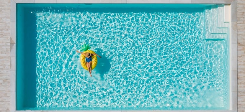 vue plongeante d'une piscine à coque