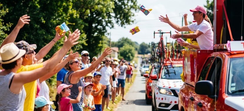 la caravane lance des goodies aux spectateurs