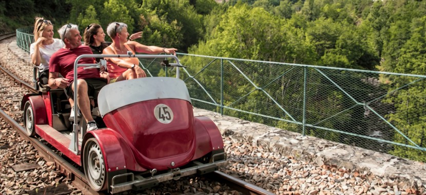 une famille a bord d'un velorail en Ardeche