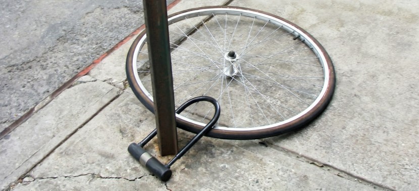 une roue et son antivol laissés au sol après vol
